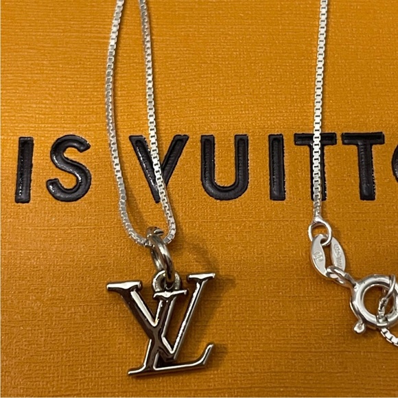 AUTHENTIC LOUIS VUITTON SILVER LV UPCYCLED CHARM ON 18β STERLING 18β BOX CHAIN - Picture 3 of 4